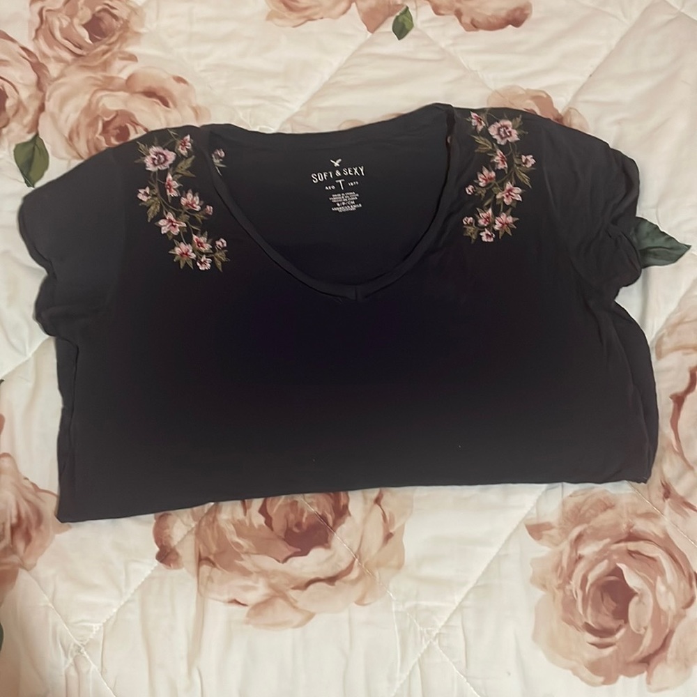 American Eagle Outfitters gray t-shirt with flower details, size M.